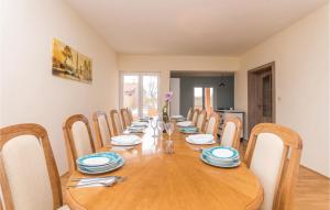 Posezení v ubytování 5 Bedroom Cozy Home In Biograd Na Moru