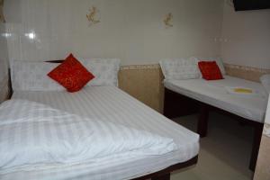 Rúm í herbergi á Everest Hostel