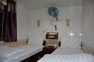 Un pat sau paturi într-o cameră la Everest Hostel