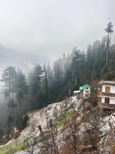 Fotografie z fotogalerie ubytování The Himalyan Sukoon Villa Near Jibhi v destinaci Banjār