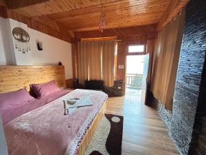 Fotografie z fotogalerie ubytování The Himalyan Sukoon Villa Near Jibhi v destinaci Banjār