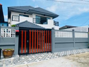 农布Huang Su Villa 2 皇宿2号泳池别墅的房屋前的大门