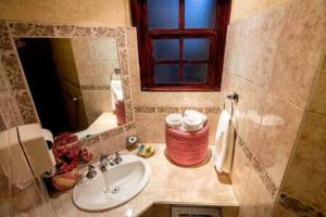 ein Badezimmer mit Waschbecken und Spiegel in der Unterkunft Depa Kala in Oaxaca de Juárez