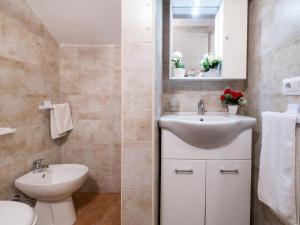 Ένα μπάνιο στο Sul Mare Luxury House San Foca with Air Conditioning and Wi-Fi +21 φωτογραφίες