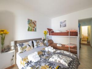 Ένα ή περισσότερα κρεβάτια σε δωμάτιο στο Sul Mare Luxury House San Foca with Air Conditioning and Wi-Fi