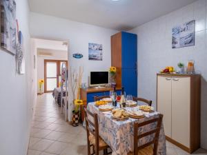 Μια τηλεόραση ή/και κέντρο ψυχαγωγίας στο Sul Mare Luxury House San Foca with Air Conditioning and Wi-Fi