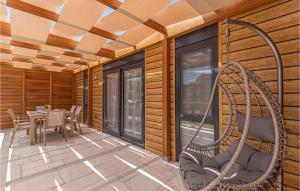 porche con columpio, mesa y sillas en 2 Bedroom Gorgeous Home In Brodarica, en Brodarica