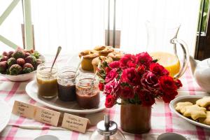 uma mesa coberta com um prato de alimentos e flores em Agriturismo Il Caggio em Sovicille
