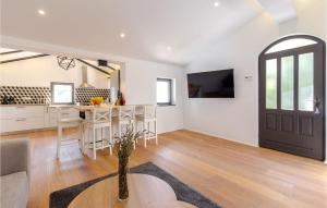 Köök või kööginurk majutusasutuses 2 Bedroom Nice Home In Icici