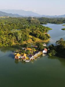 una vista aerea di un'isola nell'acqua di Sunset Nam Ngum resort a Vang Vieng