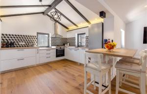 Köök või kööginurk majutusasutuses 2 Bedroom Nice Home In Icici