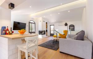 Televiisor ja/või meelelahutuskeskus majutusasutuses 2 Bedroom Nice Home In Icici