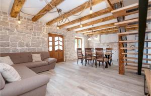 Istumisnurk majutusasutuses 4 Bedroom Lovely Home In Donji Vinjani