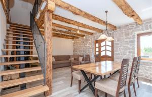 Istumisnurk majutusasutuses 4 Bedroom Lovely Home In Donji Vinjani +17 fotot