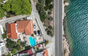 eine Draufsicht auf eine Straße neben dem Wasser in der Unterkunft Holiday Home Poljicka Cesta Iii in Marina + 36 Fotos