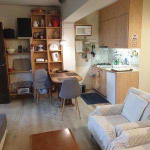 kuchnia i salon ze stołem i krzesłami w obiekcie unique view kalamata w Kalamácie