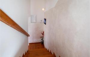 Fotografie z fotogalerie ubytování 3 Bedroom Beautiful Apartment In Klek v destinaci Klek