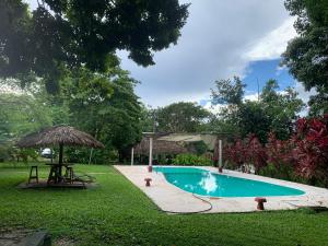 Bazén v ubytování Hotel Quiloma Ranch nebo v jeho okolí