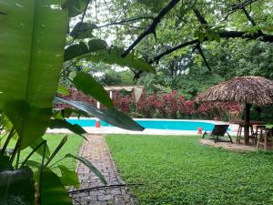 Bazén v ubytování Hotel Quiloma Ranch nebo v jeho okolí
