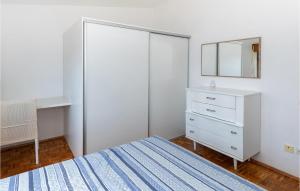 Postel nebo postele na pokoji v ubytování 3 Bedroom Beautiful Apartment In Klek