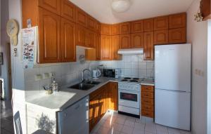 Kuchyň nebo kuchyňský kout v ubytování 3 Bedroom Beautiful Apartment In Klek