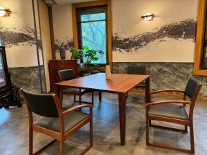 Een zitgedeelte bij Sengokuhara Onsen Hotel