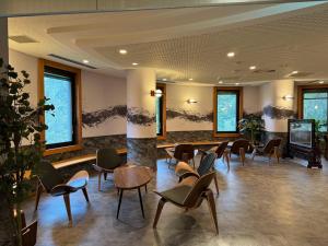 Een zitgedeelte bij Sengokuhara Onsen Hotel