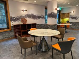 Een zitgedeelte bij Sengokuhara Onsen Hotel