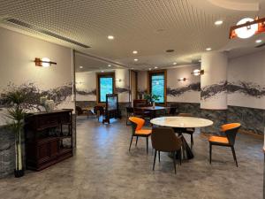 Een zitgedeelte bij Sengokuhara Onsen Hotel