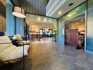 Een zitgedeelte bij Sengokuhara Onsen Hotel