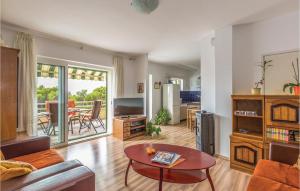 TV a/nebo společenská místnost v ubytování Apartment Makarska With Sea View 5