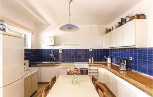 Kuchyňa alebo kuchynka v ubytovaní Apartment Makarska With Sea View 5 + 13 fotografií