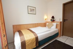 Postel nebo postele na pokoji v ubytování UNO Hotel Posthof Saarlouis