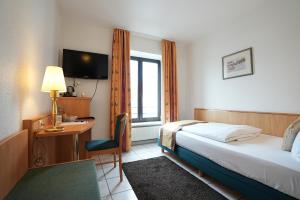 Postel nebo postele na pokoji v ubytování UNO Hotel Posthof Saarlouis