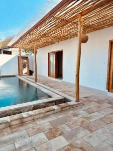 クタにあるiling iling ocean view villaの建物の隣にプールがある家