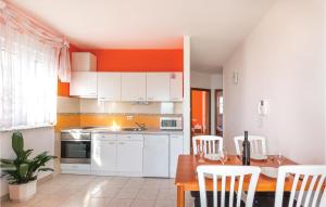 Kuchyňa alebo kuchynka v ubytovaní Apartment Makarska With Sea View 02 + 12 fotografií