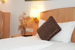 Postel nebo postele na pokoji v ubytování UNO Hotel Posthof Saarlouis