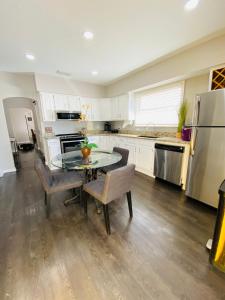 Kuchyň nebo kuchyňský kout v ubytování No Ho yellow door bungalow