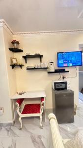 Zimmer mit einem Schreibtisch und einem Monitor an der Wand in der Unterkunft House of Royalty in Walmer