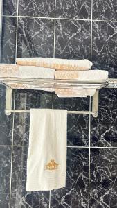 einen Handtuchhalter mit Handtüchern im Bad in der Unterkunft House of Royalty in Walmer + 12 Fotos