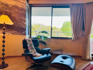 Een zitgedeelte bij Sengokuhara Onsen Hotel