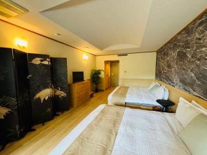 Postel nebo postele na pokoji v ubytování Sengokuhara Onsen Hotel