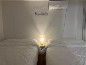 Tempat tidur dalam kamar di Sweet Home Gwanak