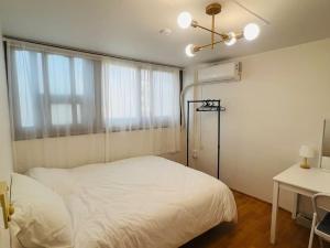 Tempat tidur dalam kamar di Sweet Home Gwanak