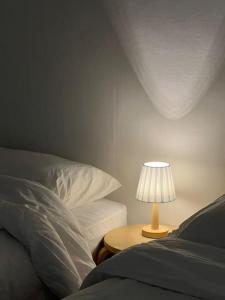 Tempat tidur dalam kamar di Sweet Home Gwanak