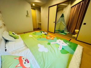 Een bed of bedden in een kamer bij Sengokuhara Onsen Hotel