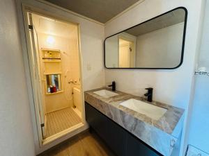 Een badkamer bij Sengokuhara Onsen Hotel