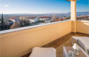 Un balcón con mesa y sillas y una vista en Lovely Apartment In Sveti Vid Miholjice, en Sveti Vid-Miholjice