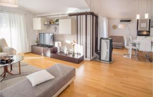 Una sala de estar con un sofá, un televisor y una mesa. en Lovely Apartment In Sveti Vid Miholjice, en Sveti Vid-Miholjice