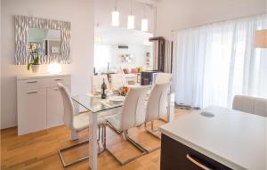 Una cocina y un comedor con mesa y sillas. en Lovely Apartment In Sveti Vid Miholjice, en Sveti Vid-Miholjice